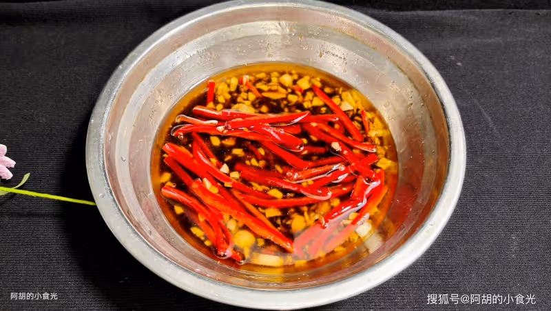 夏天適合吃這菜,一燙一拌輕鬆上桌!吃出滿口脆爽、爽滑不膩,沒胃口來這一盤