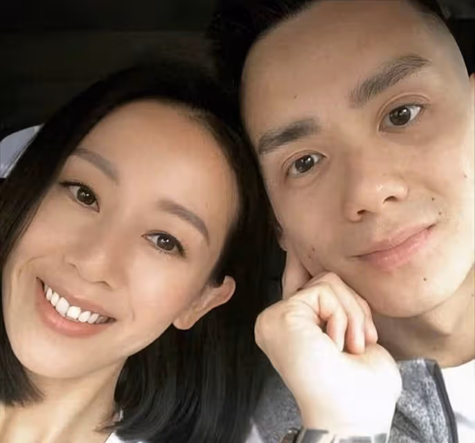 香港女星慶祝再婚五周年,長文表白小8歲帥氣老公,倆兒子顏值高
