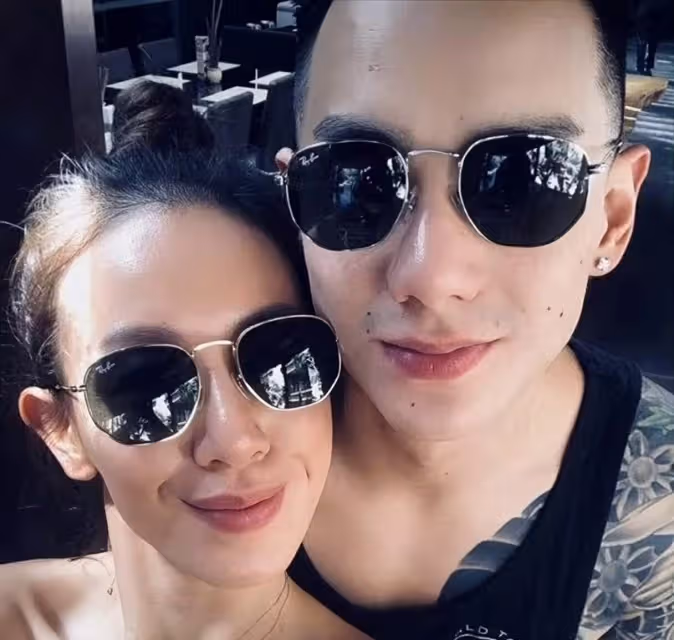 香港女星慶祝再婚五周年,長文表白小8歲帥氣老公,倆兒子顏值高