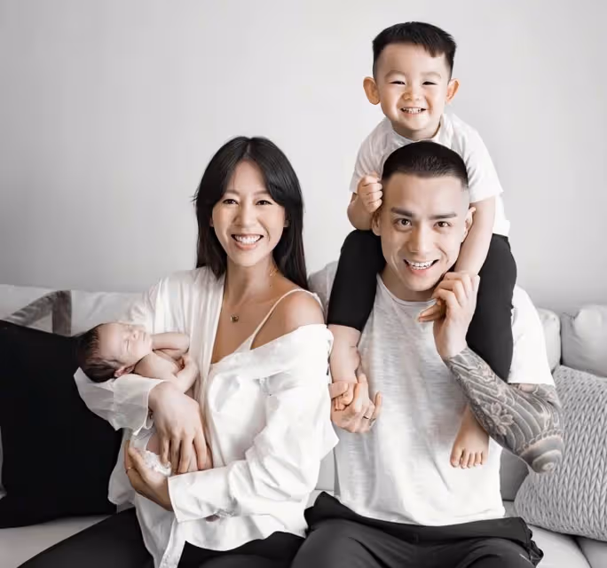 香港女星慶祝再婚五周年,長文表白小8歲帥氣老公,倆兒子顏值高