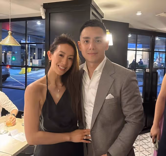 香港女星慶祝再婚五周年,長文表白小8歲帥氣老公,倆兒子顏值高