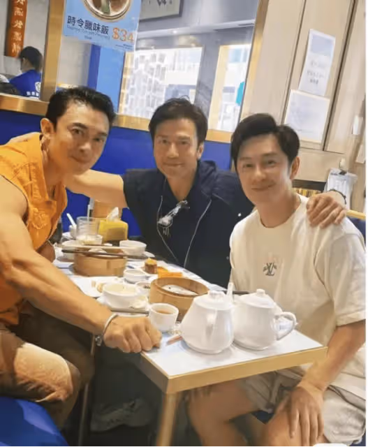 TVB前知名男星與好友聚餐,傳聞二人曾同爭佘詩曼,失敗後陷同性戀傳聞