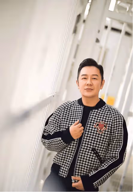 TVB前知名男星與好友聚餐,傳聞二人曾同爭佘詩曼,失敗後陷同性戀傳聞