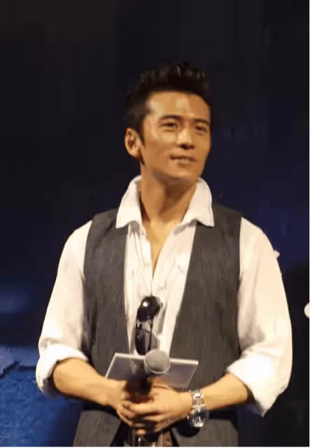 TVB前知名男星與好友聚餐,傳聞二人曾同爭佘詩曼,失敗後陷同性戀傳聞