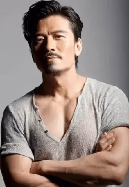 TVB前知名男星與好友聚餐,傳聞二人曾同爭佘詩曼,失敗後陷同性戀傳聞