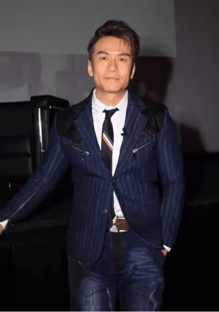 TVB前知名男星與好友聚餐,傳聞二人曾同爭佘詩曼,失敗後陷同性戀傳聞
