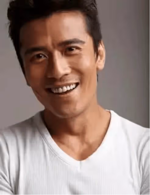 TVB前知名男星與好友聚餐,傳聞二人曾同爭佘詩曼,失敗後陷同性戀傳聞