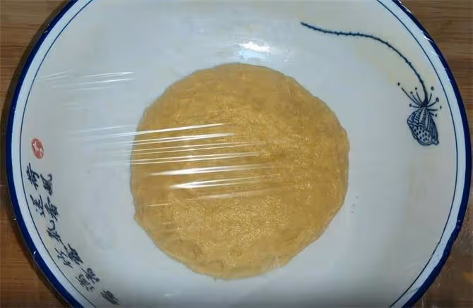 一碗面,加點溫水,杯子一壓,外酥里軟,香甜可口,比麵包還好吃
