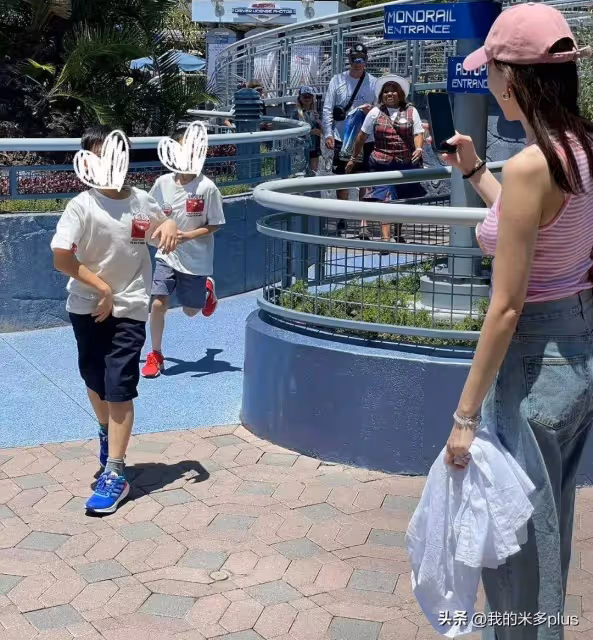 林志穎三個兒子近照,kimi肩背寬厚像成年人,雙子星也是大長腿