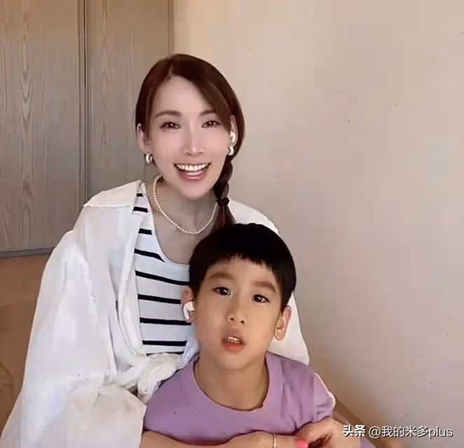 林志穎三個兒子近照,kimi肩背寬厚像成年人,雙子星也是大長腿