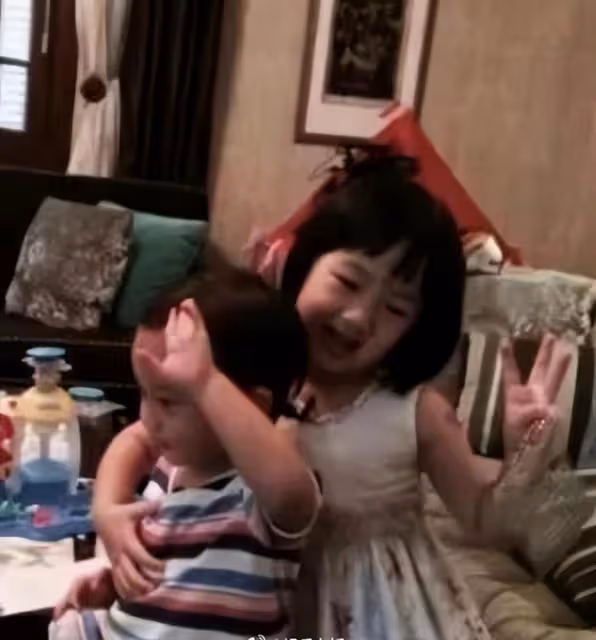 吳尊13歲女兒曬近照,NeiNei化妝穿弔帶裙顯成熟,甜馨猛夸漂亮
