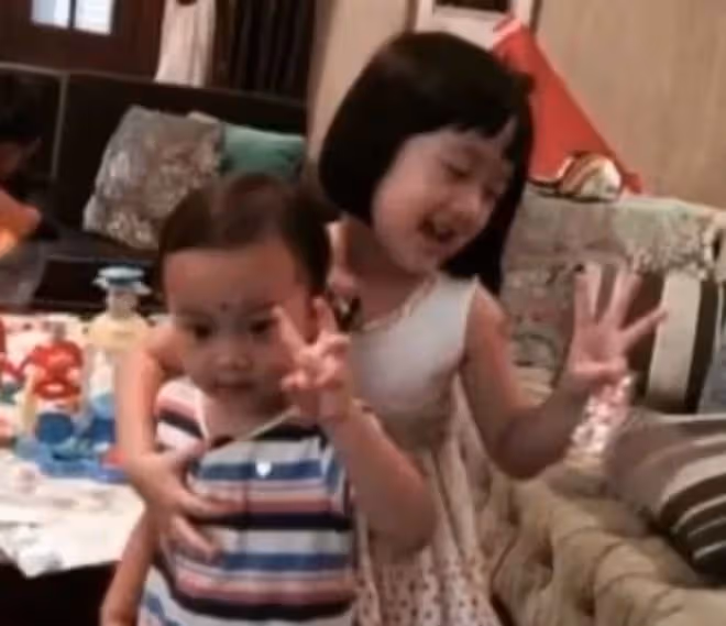 吳尊13歲女兒曬近照,NeiNei化妝穿弔帶裙顯成熟,甜馨猛夸漂亮