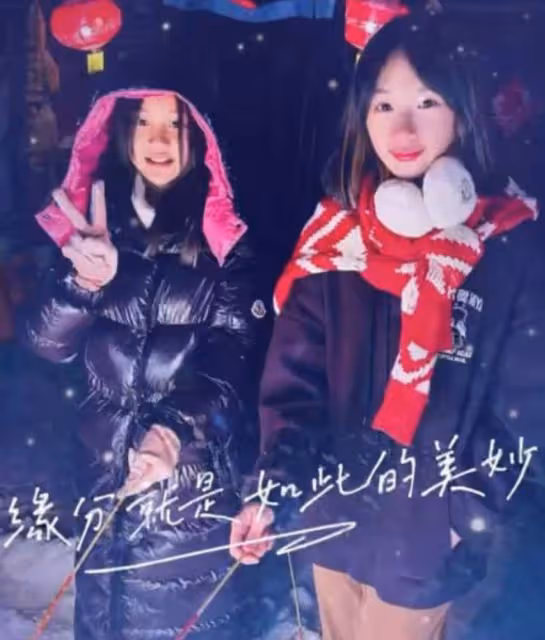 吳尊13歲女兒曬近照,NeiNei化妝穿弔帶裙顯成熟,甜馨猛夸漂亮