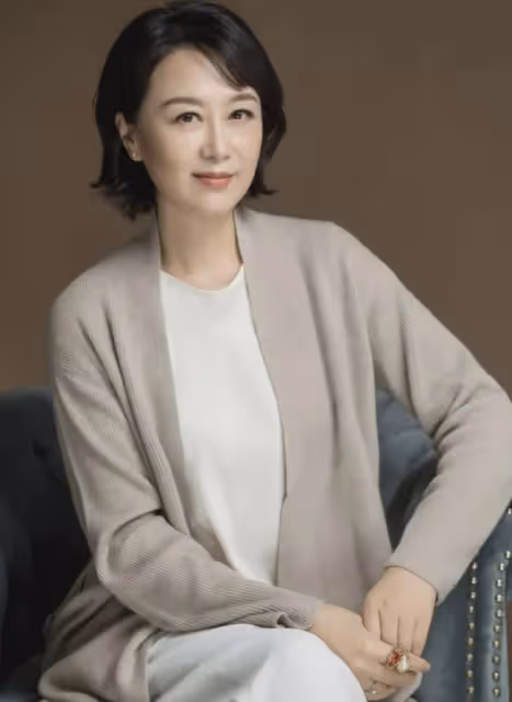 劉亦菲的影后媽媽,當紅時嫁世界冠軍,61歲復出爆紅,越老越優雅