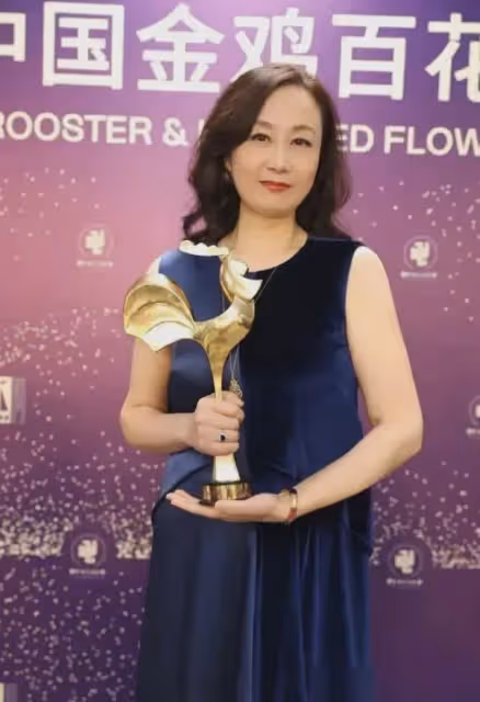 劉亦菲的影后媽媽,當紅時嫁世界冠軍,61歲復出爆紅,越老越優雅