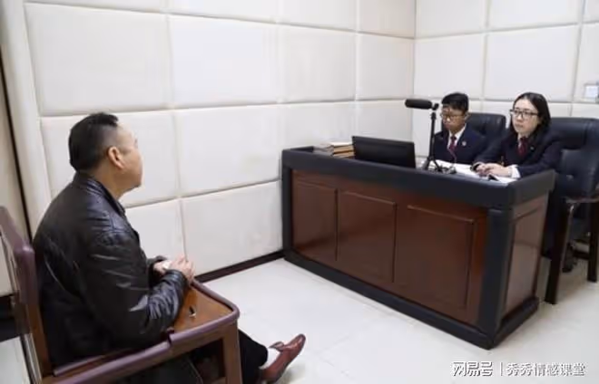 女子車站吃了碗餃子，老闆要收1000，報警後卻發現老闆是在幫她