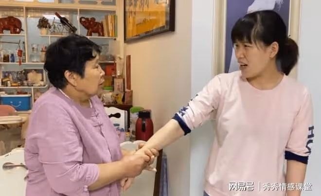 我曬被子時,順便把兒媳的被子也曬了,如今腸子都悔青了