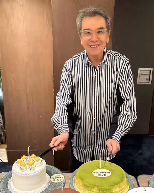 姜大衛77歲生日重現「雙刀大俠」,謝霆鋒媽媽狄波拉現身慶祝