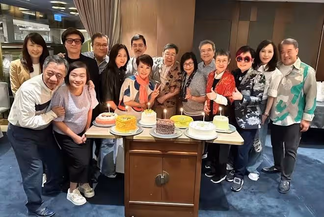 姜大衛77歲生日重現「雙刀大俠」,謝霆鋒媽媽狄波拉現身慶祝