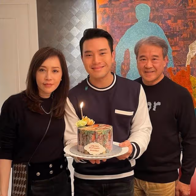 姜大衛77歲生日重現「雙刀大俠」,謝霆鋒媽媽狄波拉現身慶祝