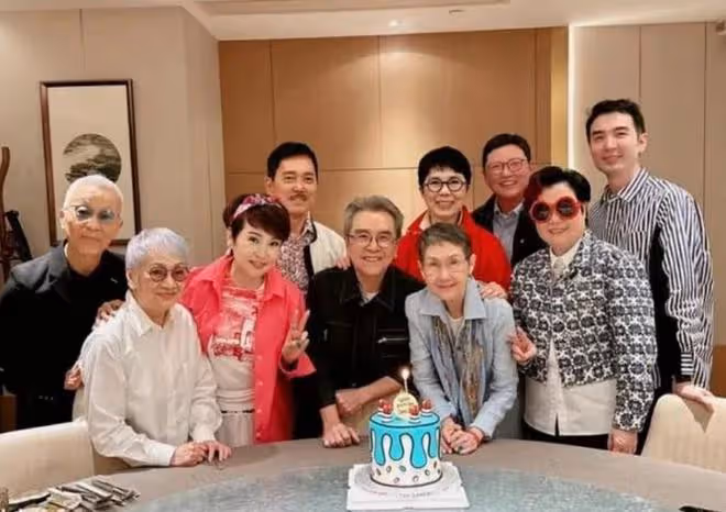 姜大衛77歲生日重現「雙刀大俠」,謝霆鋒媽媽狄波拉現身慶祝
