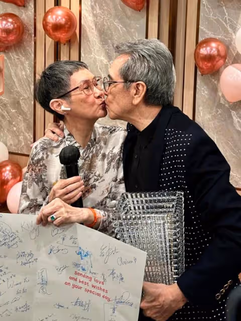 姜大衛77歲生日重現「雙刀大俠」,謝霆鋒媽媽狄波拉現身慶祝
