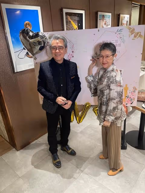 姜大衛77歲生日重現「雙刀大俠」,謝霆鋒媽媽狄波拉現身慶祝