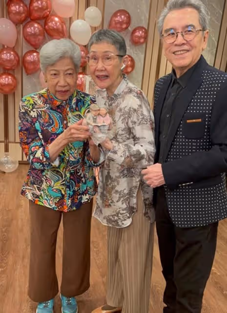 姜大衛77歲生日重現「雙刀大俠」,謝霆鋒媽媽狄波拉現身慶祝