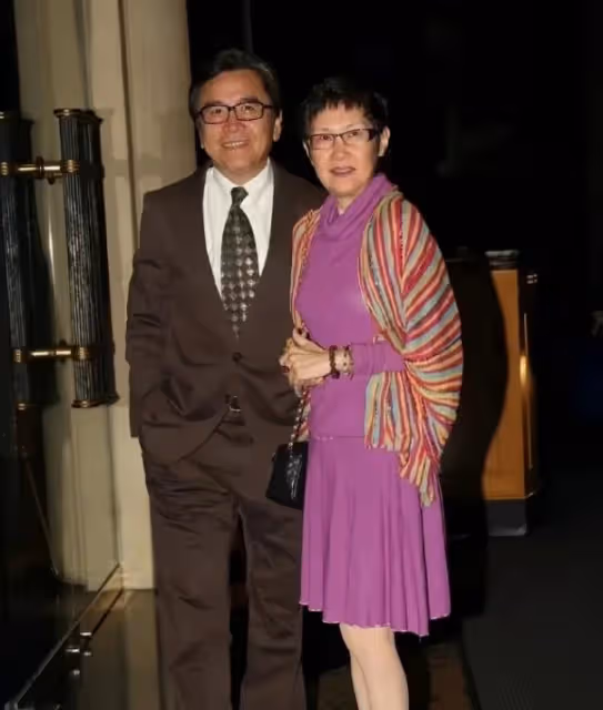 姜大衛77歲生日重現「雙刀大俠」,謝霆鋒媽媽狄波拉現身慶祝