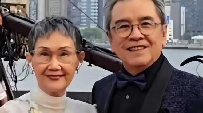 姜大衛77歲生日重現「雙刀大俠」,謝霆鋒媽媽狄波拉現身慶祝
