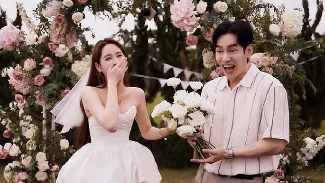 歐陽龍嘴對嘴親歐陽妮妮,女兒明顯很尷尬,但沒有直接推開父親