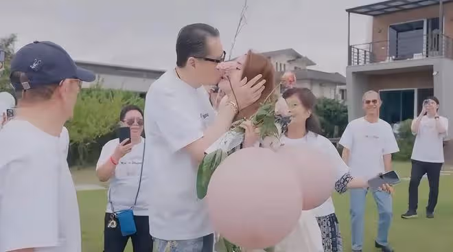 歐陽龍嘴對嘴親歐陽妮妮,女兒明顯很尷尬,但沒有直接推開父親