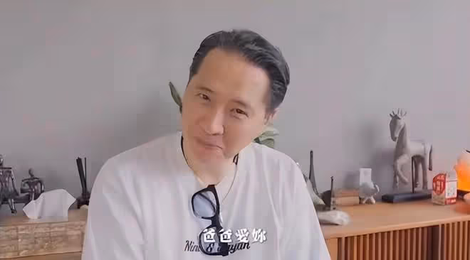 歐陽龍嘴對嘴親歐陽妮妮,女兒明顯很尷尬,但沒有直接推開父親