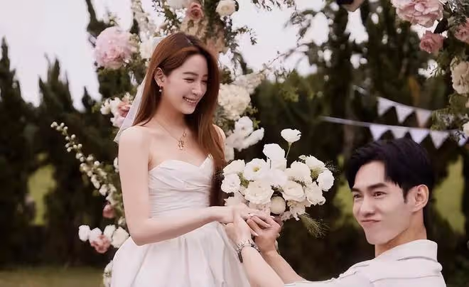 歐陽龍嘴對嘴親歐陽妮妮,女兒明顯很尷尬,但沒有直接推開父親