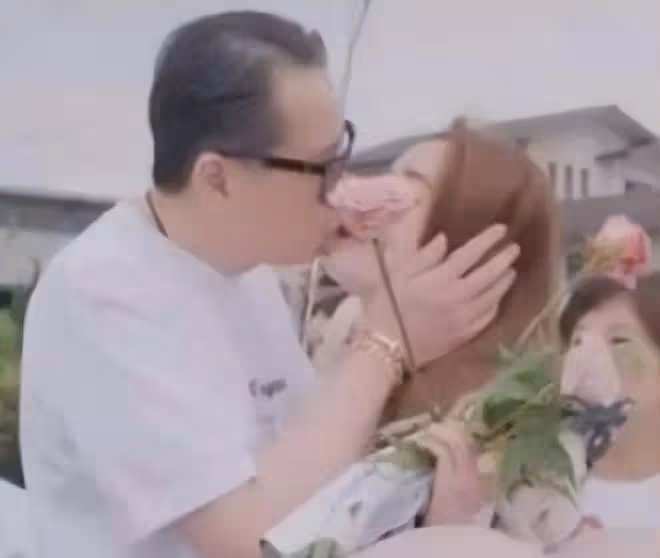 歐陽龍嘴對嘴親歐陽妮妮,女兒明顯很尷尬,但沒有直接推開父親