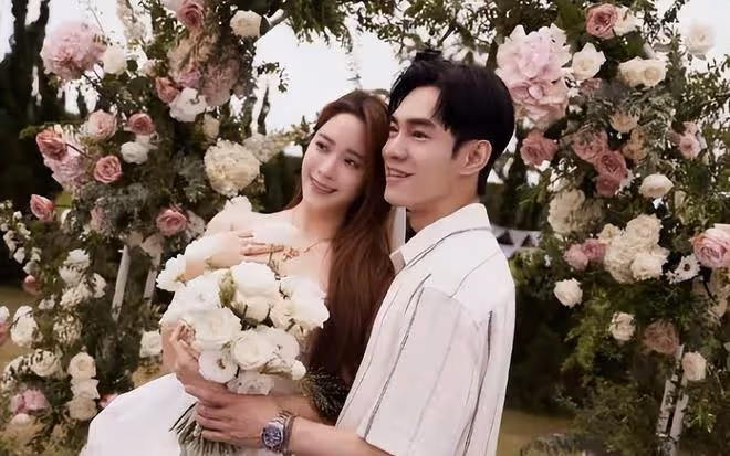 歐陽龍嘴對嘴親歐陽妮妮,女兒明顯很尷尬,但沒有直接推開父親