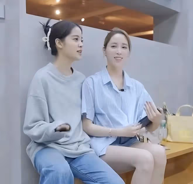 歐陽龍嘴對嘴親歐陽妮妮,女兒明顯很尷尬,但沒有直接推開父親