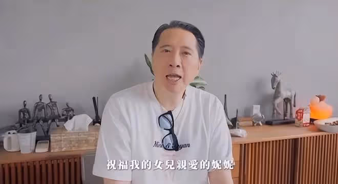 歐陽龍嘴對嘴親歐陽妮妮,女兒明顯很尷尬,但沒有直接推開父親