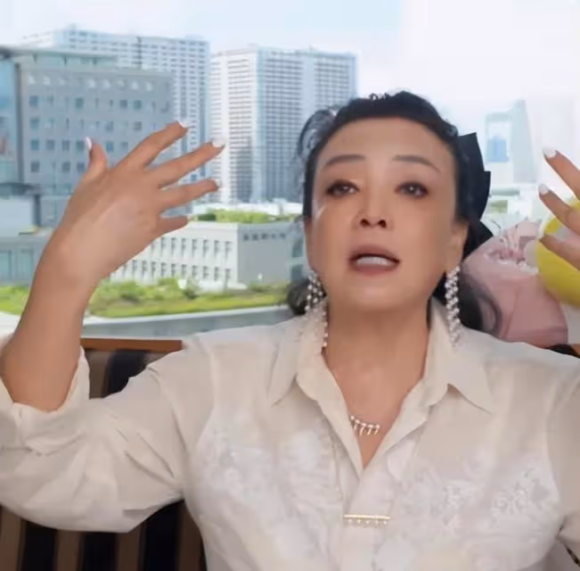 汪小菲小梅度假酒店照片曝光,保姆小楊阿姨陪同照料孩子