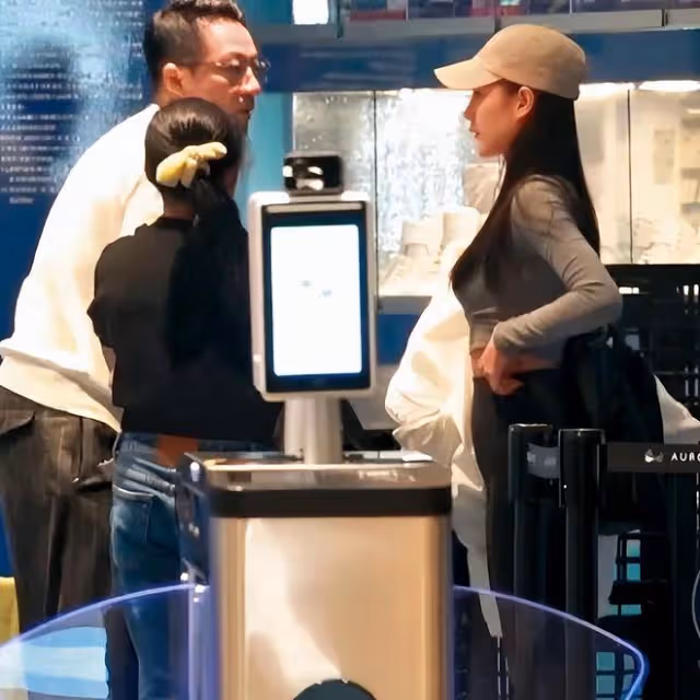 汪小菲小梅度假酒店照片曝光,保姆小楊阿姨陪同照料孩子