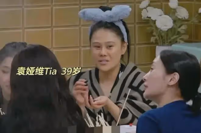 柳岩、張予曦真素顏吃火鍋,臉黃眉毛禿,看完治好了顏值焦慮症!