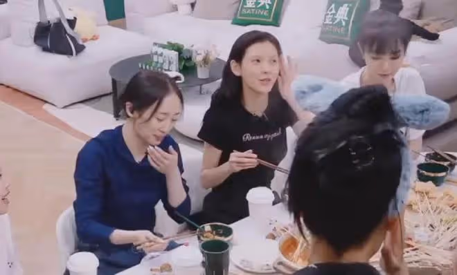柳岩、張予曦真素顏吃火鍋,臉黃眉毛禿,看完治好了顏值焦慮症!