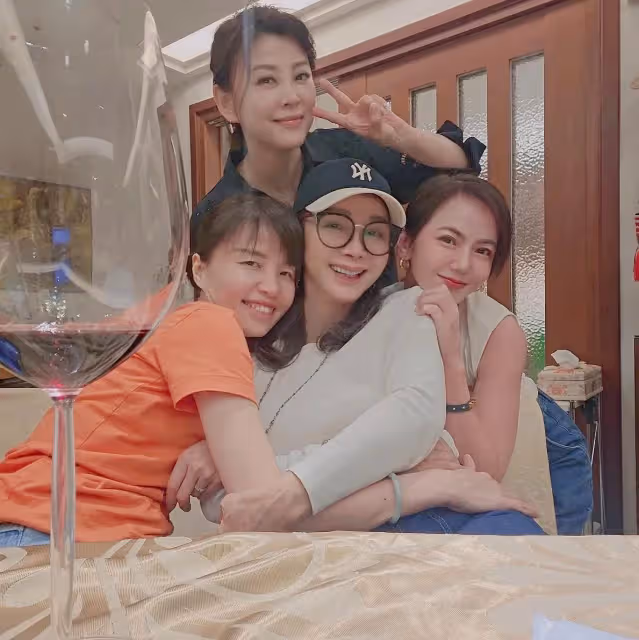 言承旭帶傷返台端蛋糕現身　陳美鳳驚喜：謝謝我的小太陽！