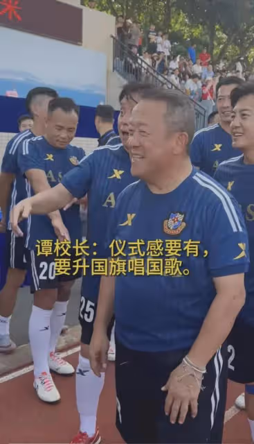 香港明星足球隊中山踢球,71歲曾志偉看到鏡頭才張嘴唱國歌被抓包