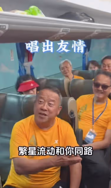 香港明星足球隊中山踢球,71歲曾志偉看到鏡頭才張嘴唱國歌被抓包