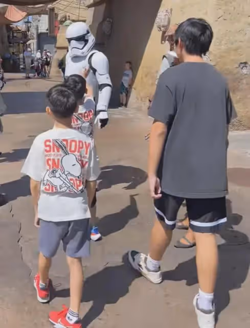 林志穎三個兒子近照,kimi肩背寬厚像成年人,雙子星也是大長腿!