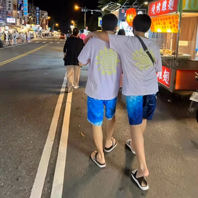 林志穎三個兒子近照,kimi肩背寬厚像成年人,雙子星也是大長腿!