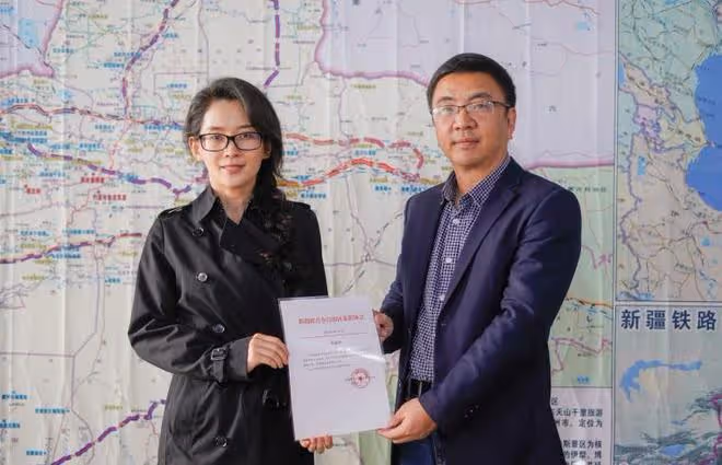 森林北新動態惹熱議!街頭跟新疆大媽斗舞,外國小哥看到眼都直了