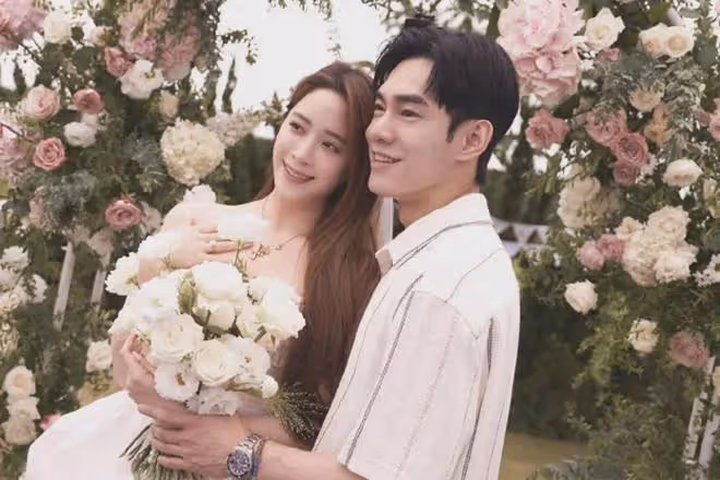 歐陽妮妮求婚現場,被爸爸嘴對嘴親吻,網友:未婚夫真的不尷尬嗎