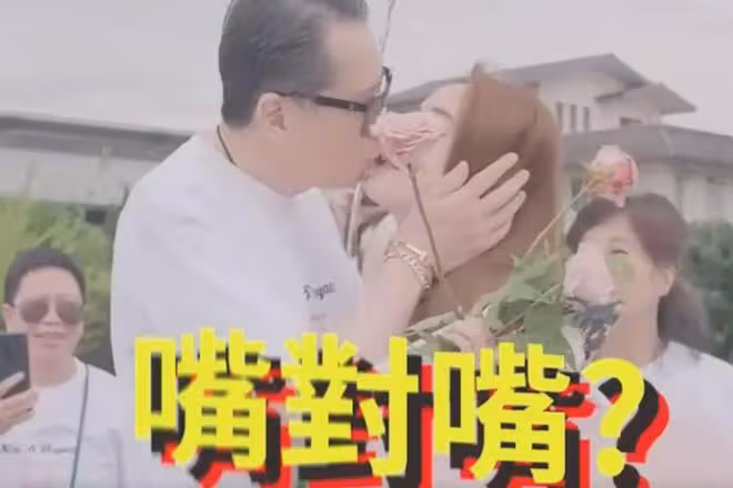 歐陽妮妮求婚現場,被爸爸嘴對嘴親吻,網友:未婚夫真的不尷尬嗎
